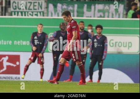 Feurth, Allemagne. 2021. Firo: Fuvuball: Football: 24.09.2021 1er Bundesliga, saison 2021/2022 6e jour de match SpVgg Greuther Fvºrth - FC Bayern Mvºnchen Benjamin Pavard, FC Bayern Mvºnchen, FCB, Bayern, FC Bayern, Red Card Credit: dpa Picture Alliance/Alamy Live News Banque D'Images