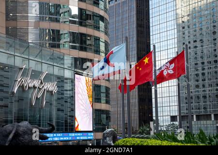 Hong Kong, Chine. 24 septembre 2021. Les drapeaux de la Chine, de Hong Kong et de la bourse de Hong Kong se branle devant de la place des changes de Hong Kong. Crédit : SOPA Images Limited/Alamy Live News Banque D'Images