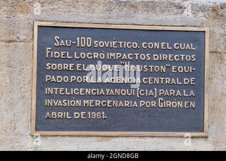 LA HAVANE, CUBA - 22 FÉVR. 2016: Plaque d'information au Cannon SU 100 utilisée par les forces cubaines pendant l'invasion de la baie des cochons. Banque D'Images