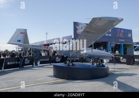 Le drone TB2 de Bayraktar est exposé au festival. Le Bayraktar TB2 est un véhicule aérien turc de combat sans pilote de moyenne altitude, capable d'être contrôlé à distance ou autonome. Il est fabriqué par la société turque Baykar Defense. TEKNOFEST est un festival de l'aérospatiale et de la technologie en Turquie, organisé par la Fondation de l'équipe de technologie turque et le Ministère de l'industrie et de la technologie de la République de Turquie, en partenariat avec de nombreuses organisations privées. Le festival accueille une variété d'activités telles que des concours de technologie, des spectacles aériens, des concerts, des événements Banque D'Images