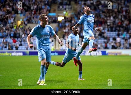 Gustavo Hamer de Coventry City (à droite) célèbre le premier but du match du championnat Sky Bet à l'arène Coventry Building Society, à Coventry. Date de la photo : vendredi 24 septembre 2021. Banque D'Images