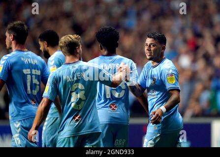 Gustavo Hamer de Coventry City (à droite) célèbre avec ses coéquipiers après avoir marquant le premier but de leur côté pendant le match du championnat Sky Bet à l'arène Coventry Building Society Arena, Coventry. Date de la photo : vendredi 24 septembre 2021. Banque D'Images