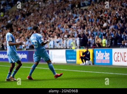 Gustavo Hamer de Coventry City (à droite) célèbre devant les fans après avoir marquant le premier but de leur côté pendant le match du championnat Sky Bet à l'arène Coventry Building Society, Coventry. Date de la photo : vendredi 24 septembre 2021. Banque D'Images