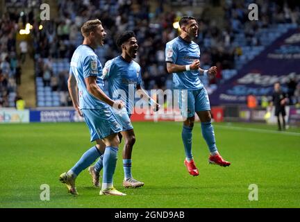 Gustavo Hamer de Coventry City (à droite) célèbre le premier but du match du championnat Sky Bet à l'arène Coventry Building Society, à Coventry. Date de la photo : vendredi 24 septembre 2021. Banque D'Images