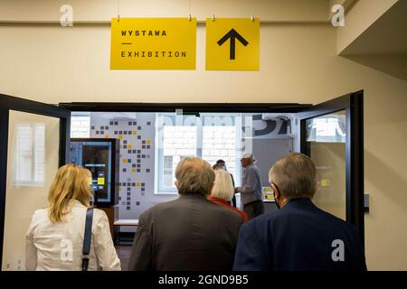 Poznan, Wielkopolska, Pologne. 24 septembre 2021. Ouverture officielle du centre Enigma Cipher de Poznan, Pologne. Marian Rejewski, Jerzy Rozycki, Henryk Zygalski et d'autres mathématiciens polonais ont déchiffré le code Enigma pendant la Seconde Guerre mondiale. On ne sait pas quel aurait été le destin du monde s'ils n'avaient pas fait leur travail. Sur la photo : l'entrée de l'ECC. (Credit image: © Dawid Tatarkiewicz/ZUMA Press Wire) Credit: ZUMA Press, Inc./Alamy Live News Banque D'Images