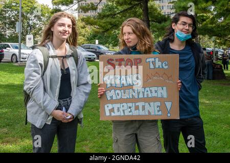 Trois jeunes avec un signe exigeant d'arrêter le pipeline de Trans Mountain lors de la Marche mondiale sur le climat organisée par les vendredis pour l'avenir à l'avant Banque D'Images