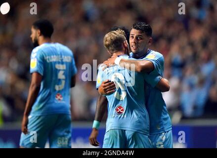 Gustavo Hamer de Coventry City (à droite) célèbre avec ses coéquipiers après avoir marquant le premier but de leur côté pendant le match du championnat Sky Bet à l'arène Coventry Building Society Arena, Coventry. Date de la photo : vendredi 24 septembre 2021. Banque D'Images