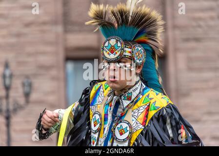 Danseuse des Premières Nations du Canada qui se présente lors de la Marche mondiale sur le climat organisée par les vendredis pour l'avenir devant l'Assemblée législative provinciale Banque D'Images