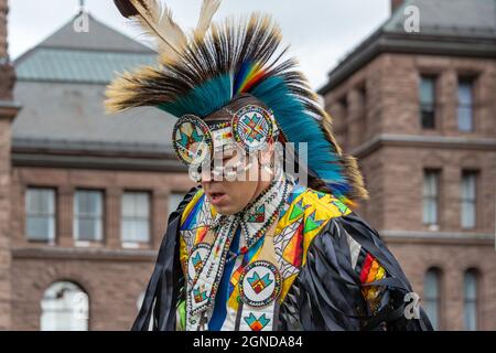 Danseuse des Premières Nations du Canada qui se présente lors de la Marche mondiale sur le climat organisée par les vendredis pour l'avenir devant l'Assemblée législative provinciale Banque D'Images