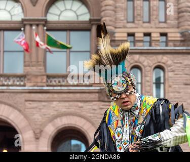 Danseuse des Premières Nations du Canada qui se présente lors de la Marche mondiale sur le climat organisée par les vendredis pour l'avenir devant l'Assemblée législative provinciale Banque D'Images