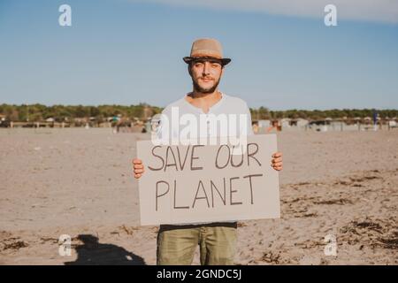 Activiste collectant des déchets plastiques sur la plage. Les gens nettoyant la plage, avec des sacs. Concept de la conservation de l'environnement et de la pollution des océans Banque D'Images