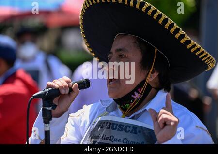 Toluca, Mexique. 24 septembre 2021. Une femme Mariachi parle lors d'une manifestation pour demander que les autorités soient approuvées la loi d'amnistie dans l'État du Mexique devant la Chambre des députés de l'État du Mexique. Le 24 septembre 2021 à Toluca, Mexique. (Photo par Amaresh V. Narro/Eyepix Group) crédit: EYEPIX Group/Alamy Live News Banque D'Images