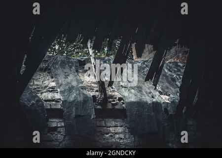 Ancien toit qui fuit de l'intérieur Banque D'Images