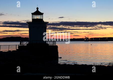 Portland Breakwater Light également connu sous le nom de Bug Light at Dawn, South Portland, Maine, États-Unis Banque D'Images