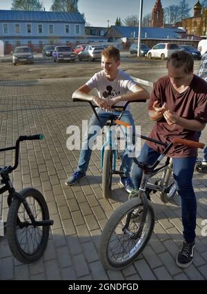 Kovrov, Russie. 30 avril 2017. Des adolescents en vélo BMX près du centre commercial Kovrov Mall Banque D'Images