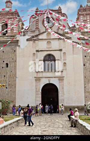 La Asunción de Nuestra Senora ou Eglise notre-Dame de l'Assomption, une église baroque de style mission espagnole du XVIe siècle dans la ville marchande de Tlacolula de Matamoros, Oaxaca, Mexique. Banque D'Images