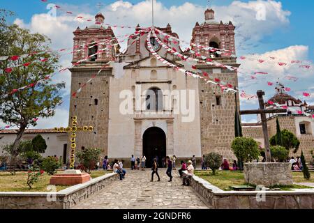 La Asunción de Nuestra Senora ou Eglise notre-Dame de l'Assomption, une église baroque de style mission espagnole du XVIe siècle dans la ville marchande de Tlacolula de Matamoros, Oaxaca, Mexique. Banque D'Images