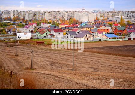champ labouré et à la maison par une journée nuageux Banque D'Images