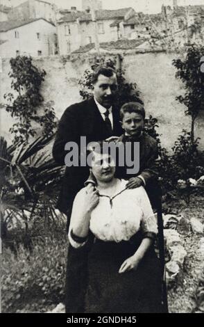 1915 , Fucecchio , ITALIE : l'écrivain et journaliste italien INDRO MONTANELLI ( 1909 - 2001 ) à 6 ans avec des parents : le professeur SESTILIO MONTANELLI ( 1880-1972 ) et MADDALENA DODDOLI ( 1886 - 1982 ). Photographe inconnu - SCRITTORE - letterato - letteratura - littérature - giornalista - journaliste - journaliste - pressman - Personalità da giovani bambini da piccolo piccoli - personnalité petit enfant garçon - quand était jeune - portrait - ritrato - famille - famiglia - genitori - padre e madre - Père et mère --- Archivio GBB Banque D'Images