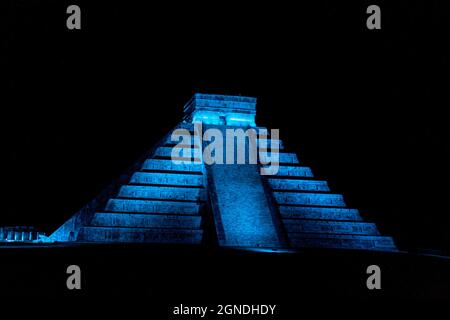 Vue nocturne de la pyramide de Kukulkan dans l'ancienne ville maya Chichen Itza, Mexique Banque D'Images