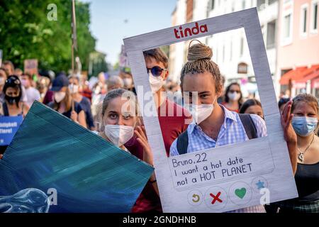 Plakat: Je veux une date chaude pas une PLANÈTE CHAUDE. AM 24. Septembre 2021 versammelten sich in München 29.000 Menschen beim Globalen Klimastreik vor der Bundesdagswahl, UM ein deutliches Zeichen für Klimaschutz & Umweltschutz, die Einhaltung des Pariser abkommens und das 1, 5 Grad Ziel und um Dräusen die Wähück für die ausen für die Parischen und das. * le 24 septembre, 2021 29,000 personnes ont rejoint la grève mondiale du climat deux jours avant les élections parlementaires allemandes à Munich, en Allemagne. Ils ont protesté pour faire passer un message clair pour la protection du climat et de l'environnement, pour l'Accord de Paris et le 1 Banque D'Images