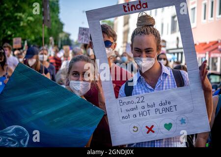 Plakat: Je veux une date chaude pas une PLANÈTE CHAUDE. AM 24. Septembre 2021 versammelten sich in München 29.000 Menschen beim Globalen Klimastreik vor der Bundesdagswahl, UM ein deutliches Zeichen für Klimaschutz & Umweltschutz, die Einhaltung des Pariser abkommens und das 1, 5 Grad Ziel und um Dräusen die Wähück für die ausen für die Parischen und das. * le 24 septembre, 2021 29,000 personnes ont rejoint la grève mondiale du climat deux jours avant les élections parlementaires allemandes à Munich, en Allemagne. Ils ont protesté pour faire passer un message clair pour la protection du climat et de l'environnement, pour l'Accord de Paris et le 1 Banque D'Images