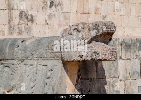 Sculpture sur le grand terrain de jeu de balle du site archéologique maya Chichen Itza, Mexique Banque D'Images