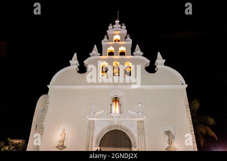 Vue nocturne de l'église Iglesia de Santiago à Merida, Mexique Banque D'Images