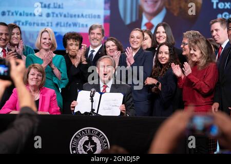 Austin, Texas, États-Unis.24 septembre 2021.On l'appelle « le glaçage sur le gâteau », Texas Gov.GREG ABBOTT pose pour des photos après avoir signé un projet de loi limitant encore les avortements au Texas.Le projet de loi prosporte les médicaments d'avortement par correspondance au Texas.Abbott s'est exprimé au Texas Faith, Family & Freedom Forum, dans une église d'Austin.Credit: Bob Daemmrich/Alamy Live News Credit: Bob Daemmrich/Alamy Live News Banque D'Images