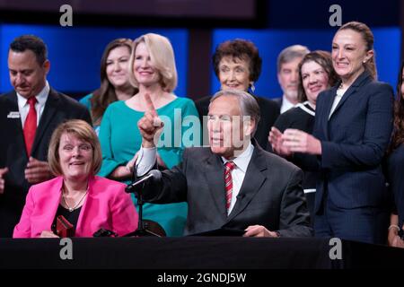 Austin, Texas, États-Unis.24 septembre 2021.On l'appelle « le glaçage sur le gâteau », Texas Gov.GREG ABBOTT pose pour des photos après avoir signé un projet de loi limitant encore les avortements au Texas.Le projet de loi prosporte les médicaments d'avortement par correspondance au Texas.Abbott s'est exprimé au Texas Faith, Family & Freedom Forum, dans une église d'Austin.Credit: Bob Daemmrich/Alamy Live News Credit: Bob Daemmrich/Alamy Live News Banque D'Images