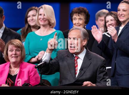 Austin, Texas, États-Unis.24 septembre 2021.On l'appelle « le glaçage sur le gâteau », Texas Gov.GREG ABBOTT pose pour des photos après avoir signé un projet de loi limitant encore les avortements au Texas.Le projet de loi prosporte les médicaments d'avortement par correspondance au Texas.Abbott s'est exprimé au Texas Faith, Family & Freedom Forum, dans une église d'Austin.Credit: Bob Daemmrich/Alamy Live News Credit: Bob Daemmrich/Alamy Live News Banque D'Images