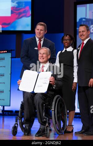 Austin, Texas, États-Unis.24 septembre 2021.On l'appelle « le glaçage sur le gâteau », Texas Gov.GREG ABBOTT pose pour des photos après avoir signé un projet de loi limitant encore les avortements au Texas.Le projet de loi prosporte les médicaments d'avortement par correspondance au Texas.Abbott s'est exprimé au Texas Faith, Family & Freedom Forum, dans une église d'Austin.Credit: Bob Daemmrich/Alamy Live News Credit: Bob Daemmrich/Alamy Live News Banque D'Images