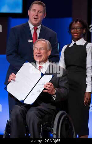 Austin, Texas, États-Unis.24 septembre 2021.On l'appelle « le glaçage sur le gâteau », Texas Gov.GREG ABBOTT pose pour des photos après avoir signé un projet de loi limitant encore les avortements au Texas.Le projet de loi prosporte les médicaments d'avortement par correspondance au Texas.Abbott s'est exprimé au Texas Faith, Family & Freedom Forum, dans une église d'Austin.Credit: Bob Daemmrich/Alamy Live News Credit: Bob Daemmrich/Alamy Live News Banque D'Images