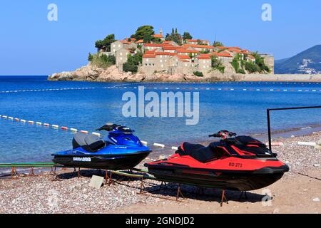 Deux scooters des mers (scooter des mers) à la plage de Sveti Stefan, en face de la magnifique îlot de Sveti Stefan, au Monténégro Banque D'Images