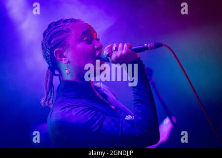 Édimbourg, Écosse. Vendredi 24 septembre 2021. La chanteuse Connie Constance se produit à l'emblématique site d'Édimbourg Sneaky Pete's dans le cadre d'une courte visite au Royaume-Uni. Elle a sorti son premier album, 'English Rose' en 2019 et l'a suivi lors de LockDown avec un certain nombre d'EPS acclamé par la critique, y compris 'Prim & Propa' et 'The Butterfly Club' sur son propre label Jump the Fence. Elle a été nommée BBC radio 1 Power Artist of the Month en août 2021. Banque D'Images