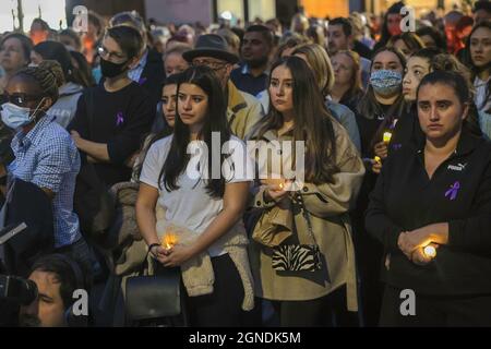 Londres, Royaume-Uni. 24 septembre 2021. Les participants prennent un moment de silence tout en pleurant la mort de Sabina Nessa, une enseignante de 28 ans qui a été tuée à Kidbrooke pendant une promenade de 5 minutes de sa maison à un pub pour rencontrer ses amis. Crédit : SOPA Images Limited/Alamy Live News Banque D'Images