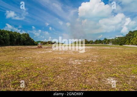 Vue sur une piste d'atterrissage de l'île Caye Caulker, Belize Banque D'Images