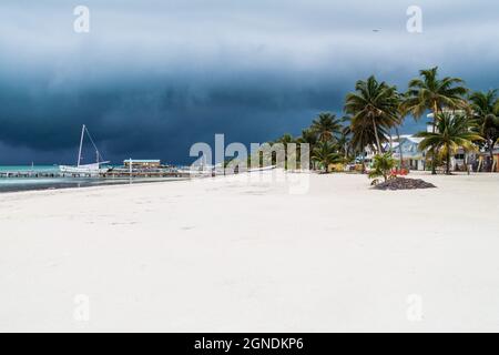 Plage dans le village de Caye Caulker, Belize. La tempête arrive. Banque D'Images