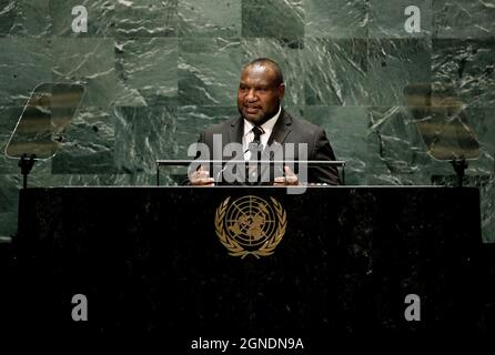 New York, États-Unis. 24 septembre 2021. Le Premier ministre de Papouasie-Nouvelle-Guinée, James Marape, s'adresse au débat général de la 76e session de l'Assemblée générale des Nations Unies au Siège de l'ONU à New York, New York, le vendredi 24 septembre 2021. Photo de piscine par Peter FOL;ey/UPI crédit: UPI/Alay Live News Banque D'Images