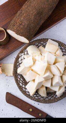 manioc ou manihot, également connu sous le nom de manioc, yuca ou arrowroot brésilien, légumes racines coupés en morceaux prêts à cuire avec une demi-racine coupée, top dow Banque D'Images