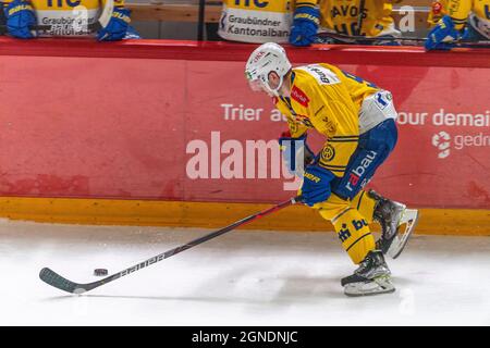 Lausanne, Suisse. 09e avril 2021. Axel Simic de HC Davos est en action lors du 8e match de la saison de la Ligue nationale suisse 2021-2022 avec le HC de Lausanne et le HC Davos (photo par Eric Dubost/Pacific Press) Credit: Pacific Press Media production Corp./Alay Live News Banque D'Images