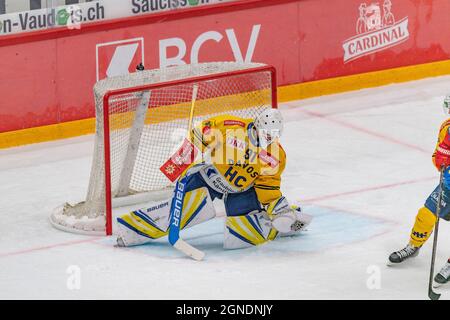 Lausanne, Suisse. 09e avril 2021. Gilles Sennn (gardien de but) de HC Davos est un arrêt lors du 8e match de la saison de la Ligue nationale suisse 2021-2022 avec le HC de Lausanne et le HC Davos (photo par Eric Dubost/Pacific Press) Credit: Pacific Press Media production Corp./Alay Live News Banque D'Images