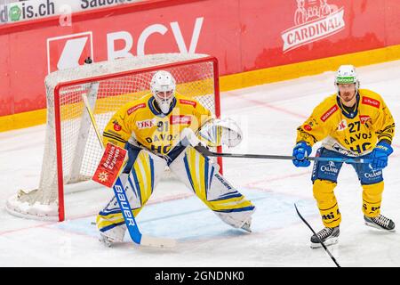 Lausanne, Suisse. 09e avril 2021. Gilles Sennn (gardien de but) de HC Davos est en action lors du 8e match de la saison de la Ligue nationale suisse 2021-2022 avec le HC de Lausanne et le HC Davos (photo par Eric Dubost/Pacific Press) Credit: Pacific Press Media production Corp./Alay Live News Banque D'Images