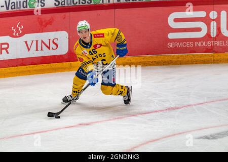 Lausanne, Suisse. 09e avril 2021. Dominik Egil de HC Davos est en action lors du 8e match de la saison de la Ligue nationale suisse 2021-2022 avec le HC de Lausanne et le HC Davos (photo par Eric Dubost/Pacific Press) Credit: Pacific Press Media production Corp./Alay Live News Banque D'Images