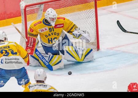 Lausanne, Suisse. 09e avril 2021. Gilles Sennn (gardien de but) de HC Davos est en action lors du 8e match de la saison de la Ligue nationale suisse 2021-2022 avec le HC de Lausanne et le HC Davos (photo par Eric Dubost/Pacific Press) Credit: Pacific Press Media production Corp./Alay Live News Banque D'Images