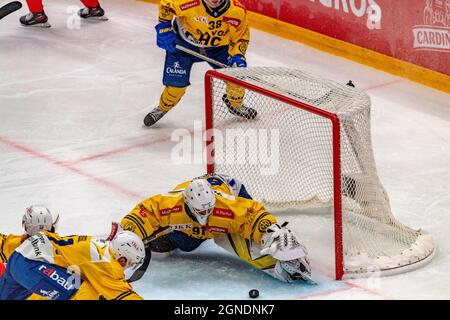 Lausanne, Suisse. 09e avril 2021. Gilles Sennn (gardien de but) de HC Davos est en action lors du 8e match de la saison de la Ligue nationale suisse 2021-2022 avec le HC de Lausanne et le HC Davos (photo par Eric Dubost/Pacific Press) Credit: Pacific Press Media production Corp./Alay Live News Banque D'Images