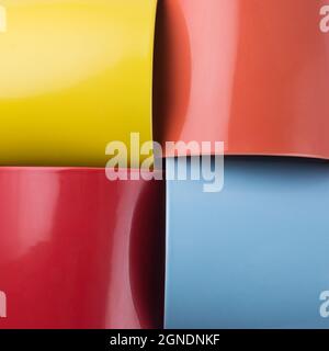 vue rapprochée des tasses en céramique colorées surface abstraite, rouge, jaune, bleu et orange couleur, arrière-plan ou toile de fond pour la conception graphique, prise d'un Banque D'Images