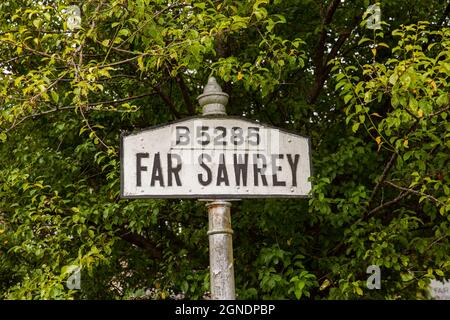Panneau pour le village de Far Sawrey, à côté de Sawrey, où Beatrix Potter a vécu.Un quartier pittoresque dans le district des lacs anglais. Banque D'Images
