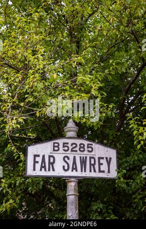 Panneau pour le village de Far Sawrey, à côté de Sawrey, où Beatrix Potter a vécu.Un quartier pittoresque dans le district des lacs anglais. Banque D'Images