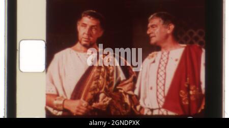 Un cadre photo d'une section de Super 8 film montrant Frank Thring agissant comme Ponce Pilate et Jack Hawkins comme Quintus Arrius dans le film MGM 1959 Ben Hur. Banque D'Images